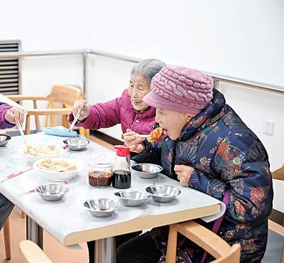 老龄化 着力推动银发经济高质量发展不朽情缘平台登录入口积极应对人口(图2)