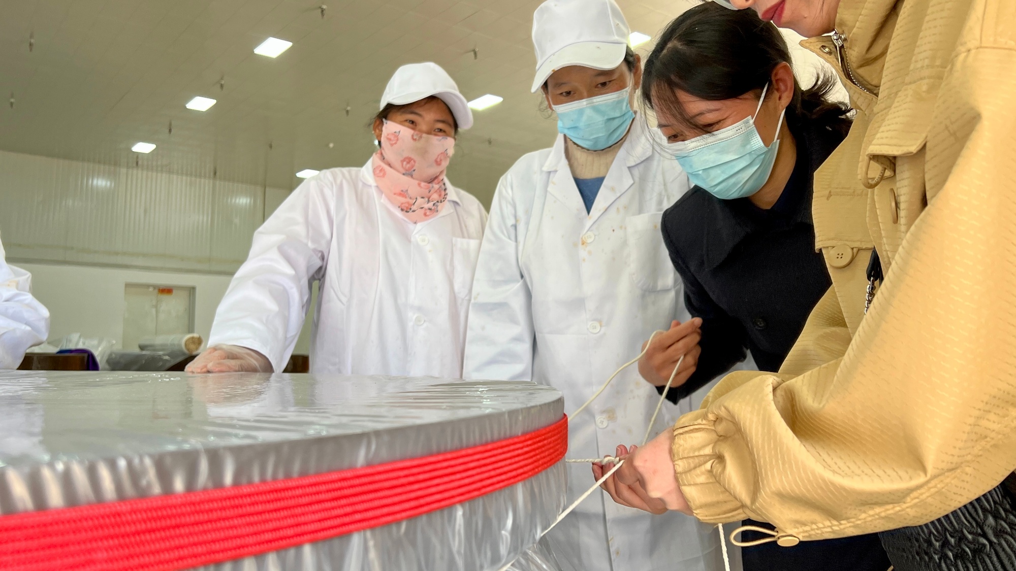出醇香酒 盐源苹果产业链再升级不朽情缘平台登录网页苹果“酿”(图1)